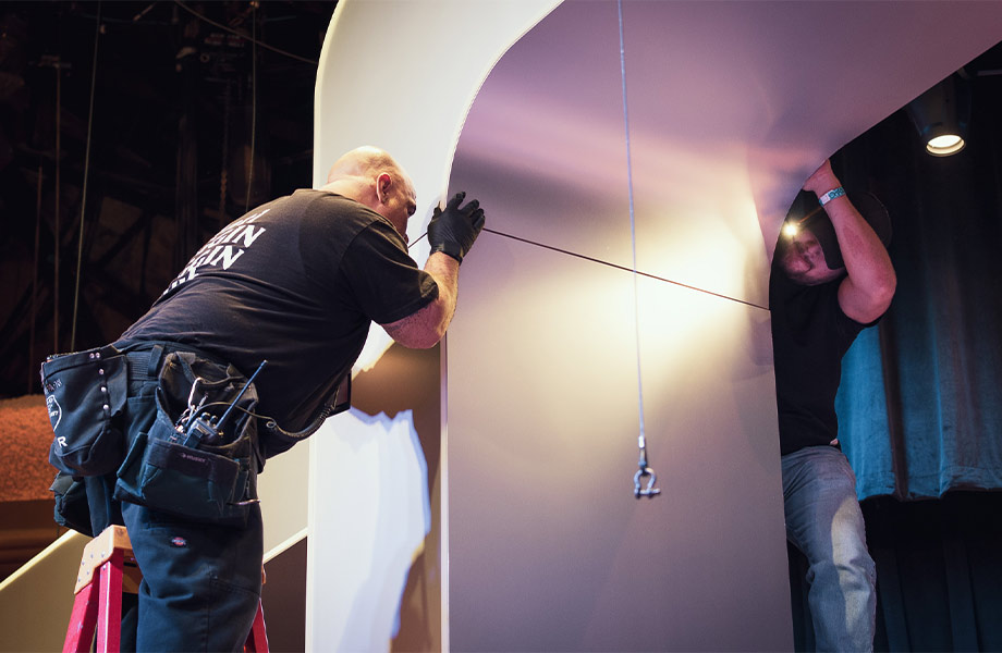 Trabajador Construye el escenario de los Premios TikTok