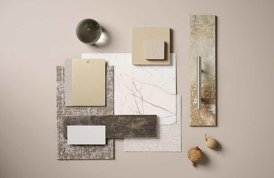 Échantillons rectangulaires avec des tons brun et beige doré, échantillons métalliques et de marbre, disposés selon une palette de designer, puis juxtaposés à un orbe en verre et des graines séchées.
